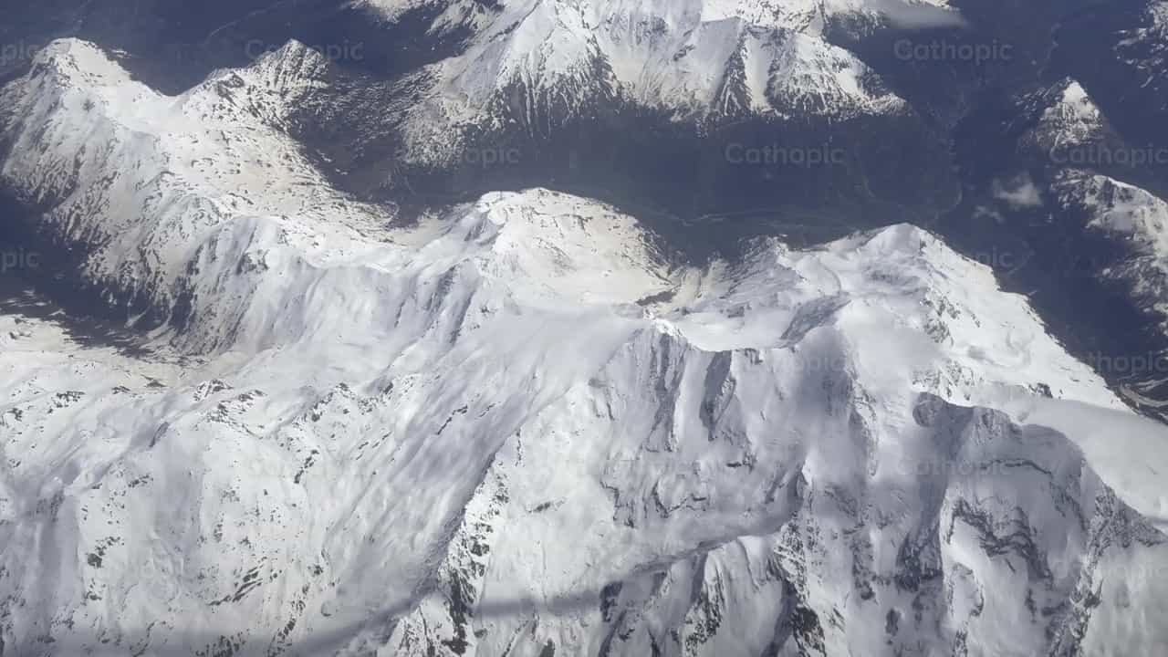 Snowy mountains - Catholic stock videos - Photo by Frames Cristianos