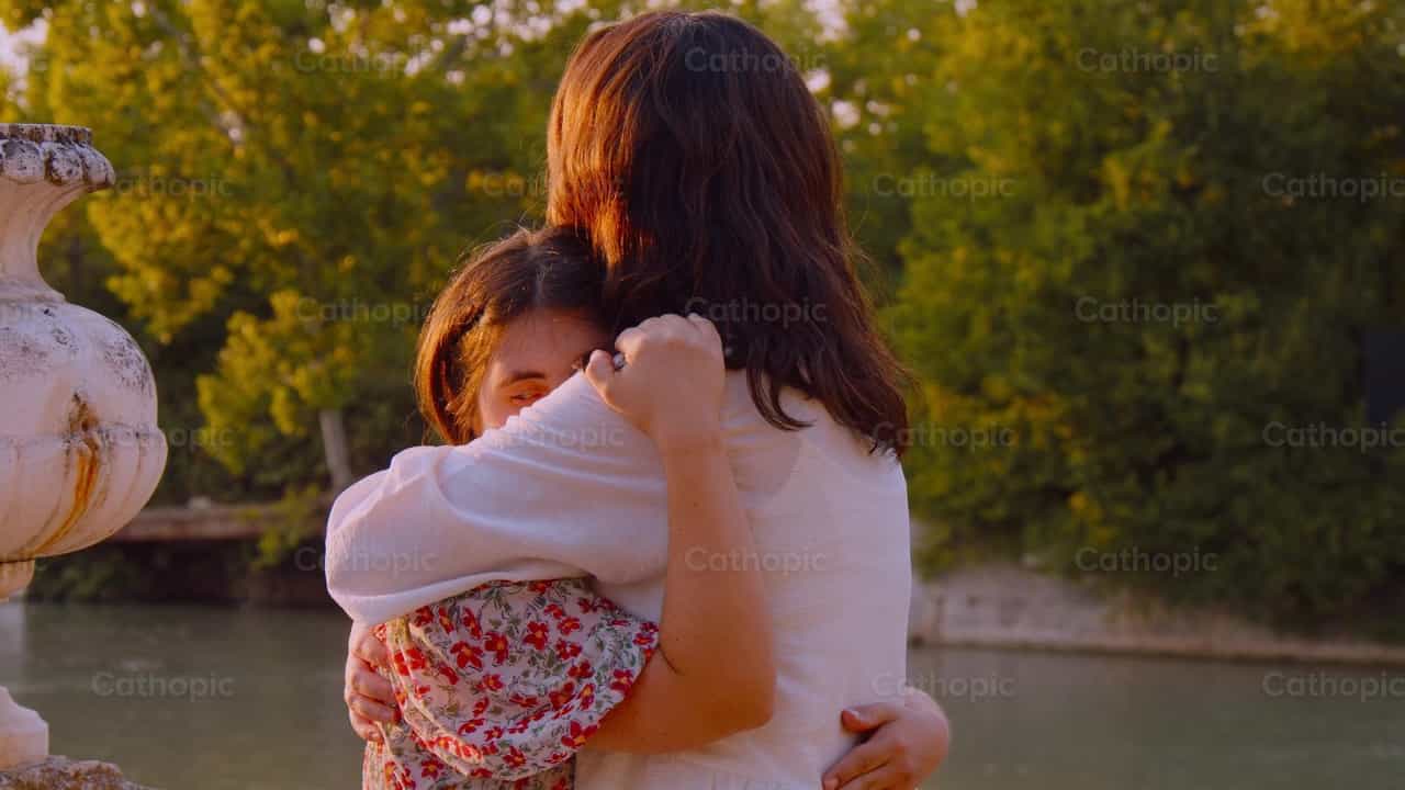 Abrazo fraterno - Banco de vídeos católicos - Fotografía por Almures Studio