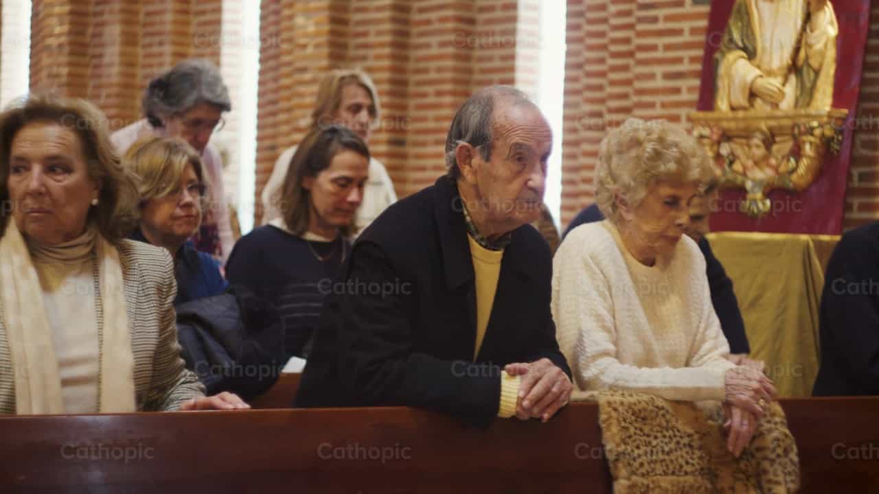 Kneeling at Mass - Catholic stock videos - Photo by Cathopic