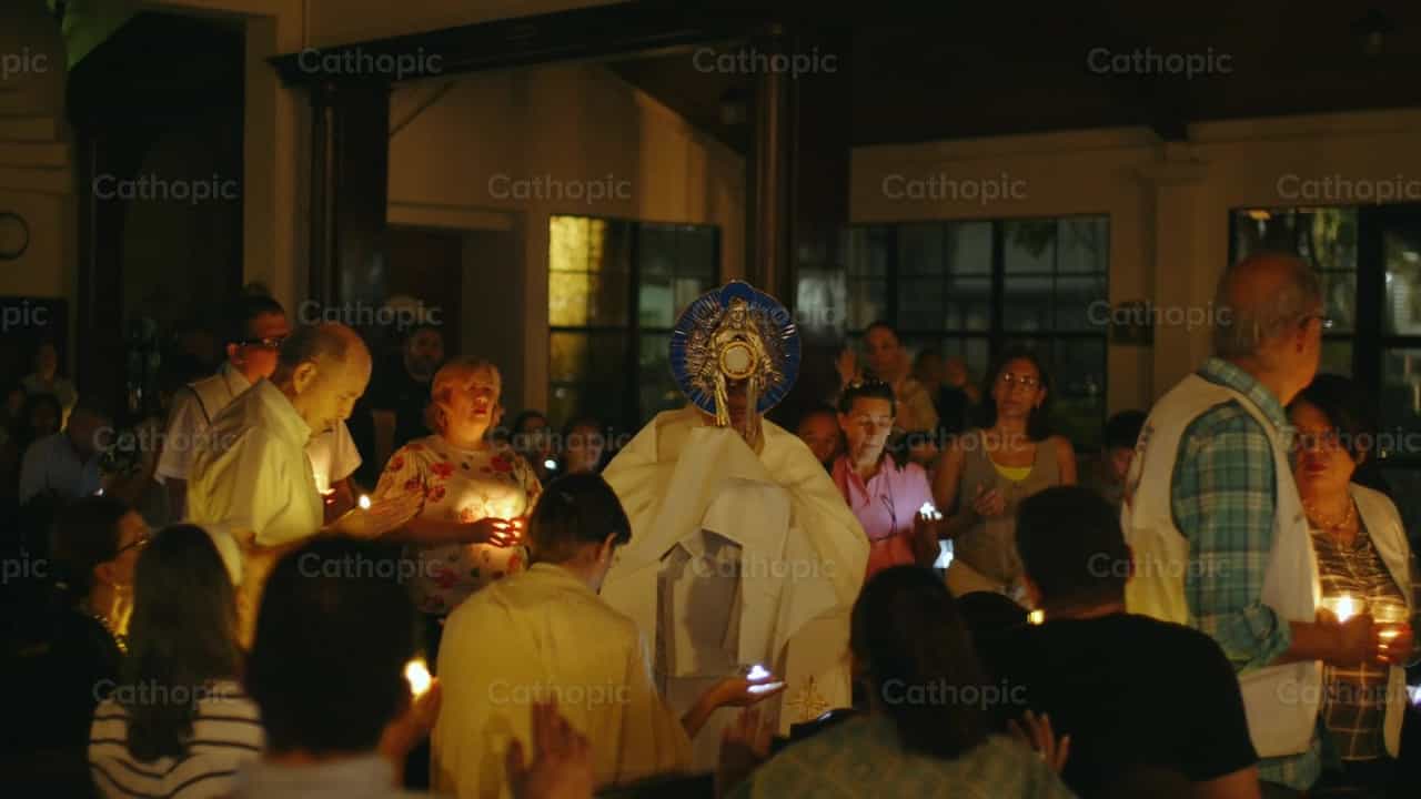 Bendicion con el Santisimo Sacramento - Banco de vídeos católicos - Fotografía por Leider Mendoza