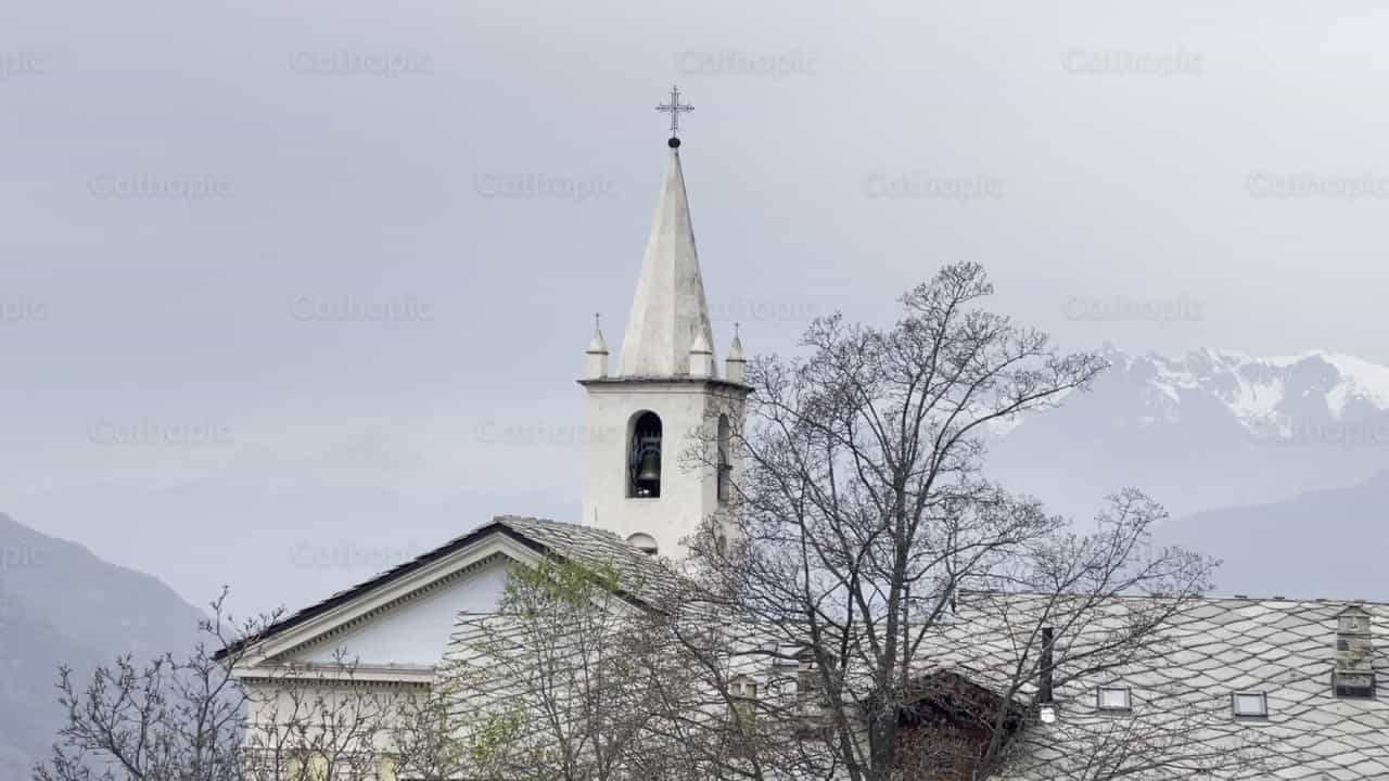 Iglesia en la montaña - Banco de vídeos católicos - Fotografía por Frames Cristianos