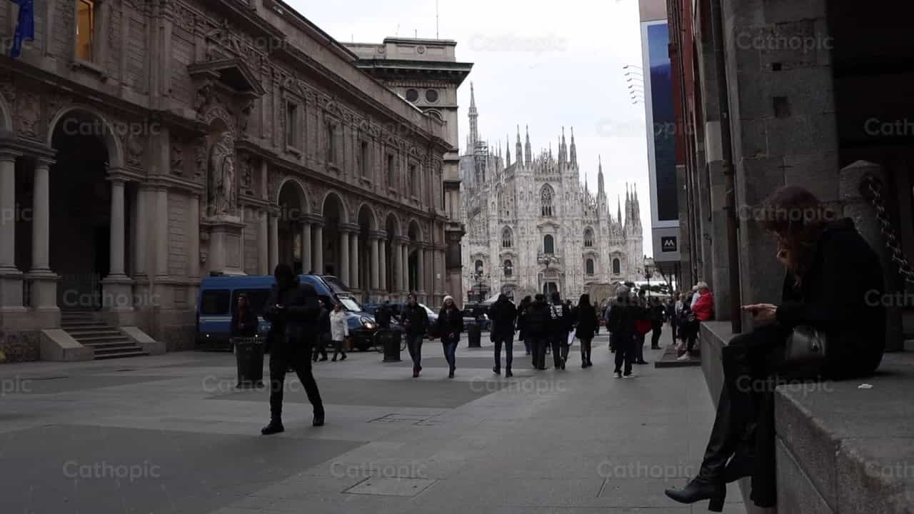 Personas caminando en calles de Milan - Banco de vídeos católicos - Fotografía por Saul Ibarra