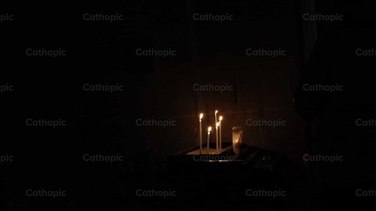 Mujer encendiendo una vela - Banco de vídeos católicos - Fotografía por Frames Cristianos