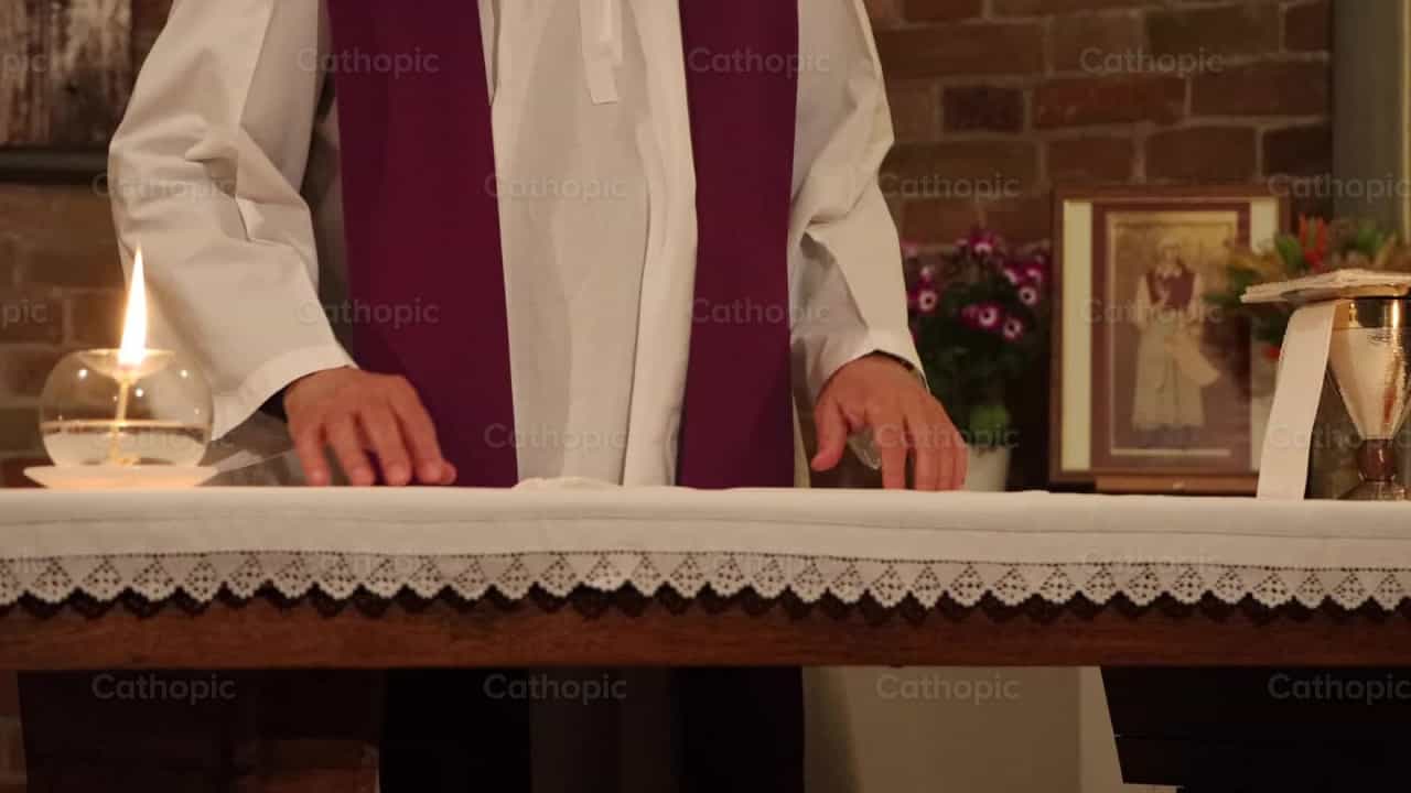 Paghahanda ng mga handog - Mga Catholic stock video