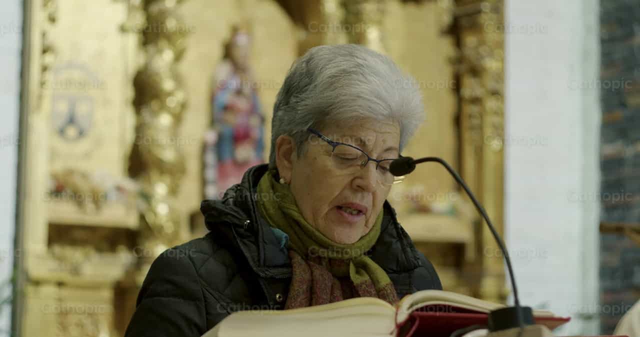 Mulher lendo no altar - Vídeos católicos de stock