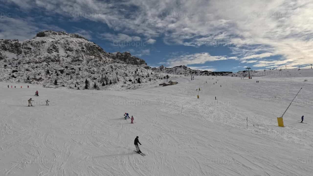 Montagna innevata - Video stock cattolici - Foto di Saul Ibarra