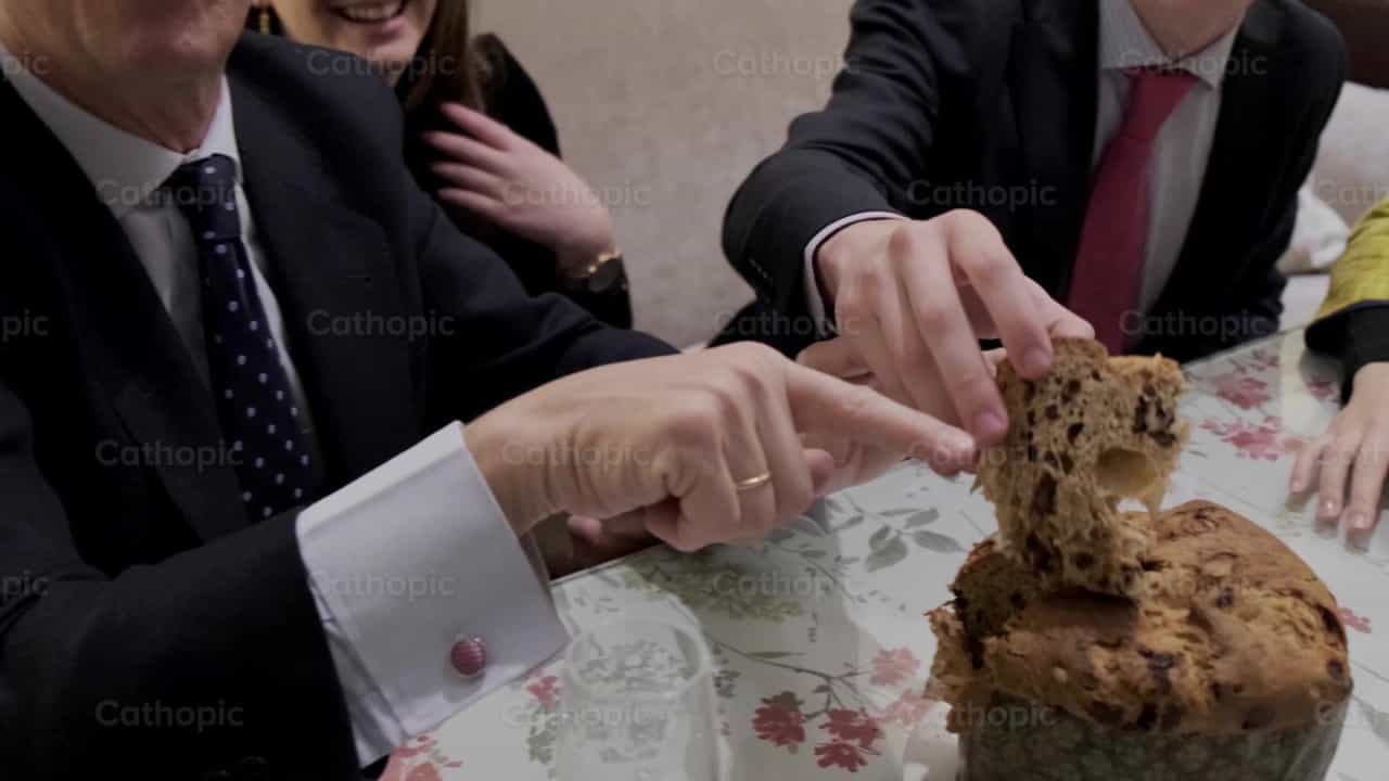 Compartir pastel en la cena de Navidad - Banco de vídeos católicos - Fotografía por Almures Studio