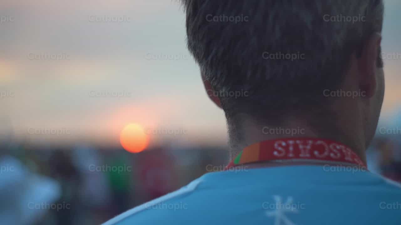 Homem olhando para o pôr do sol da JMJ 2023 - Vídeos católicos de stock - Foto de Lupe Belmonte