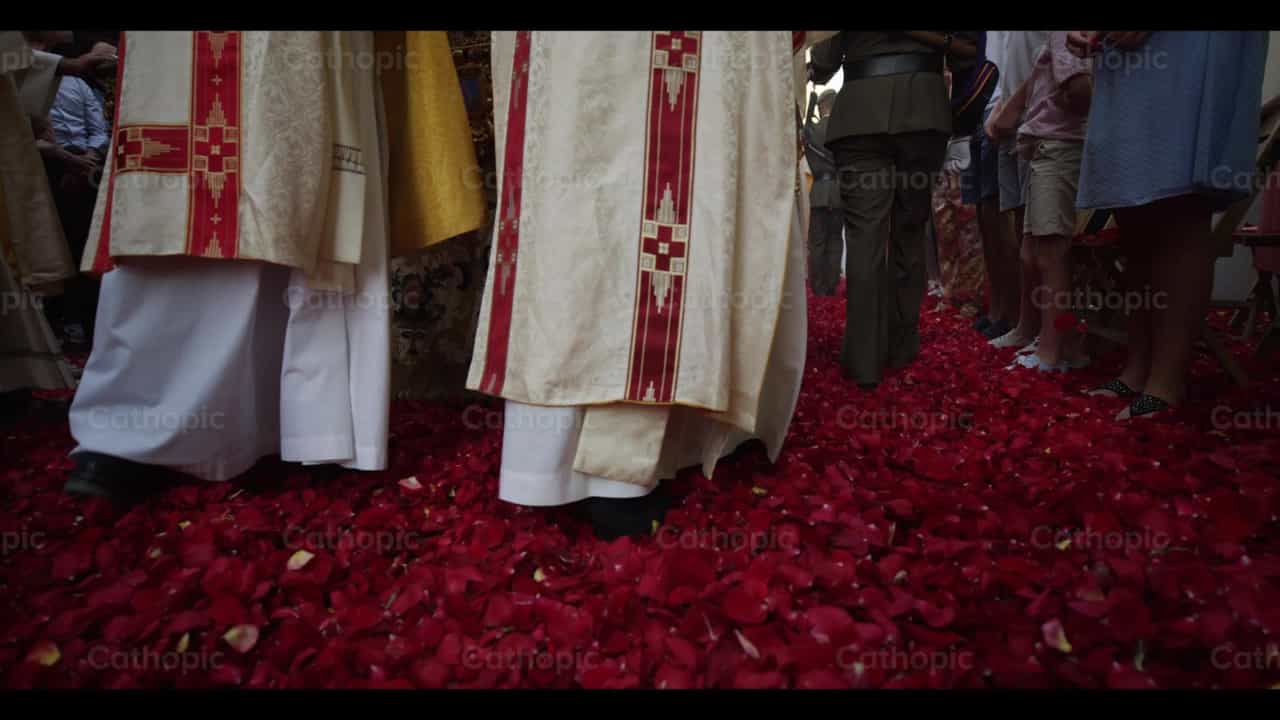 Procesión eucarística con pétalos de rosa - Banco de vídeos católicos - Fotografía por Catholic Stuff