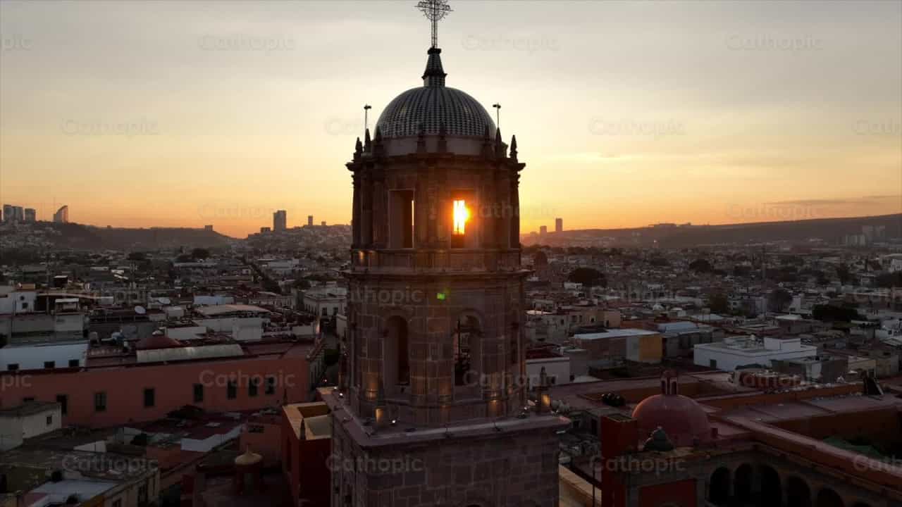 Iglesia al atardecer - Banco de vídeos católicos