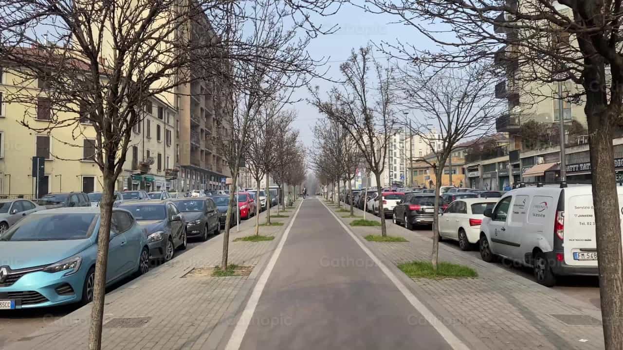 Bicicleta y calle - Banco de vídeos católicos - Fotografía por Saul Ibarra