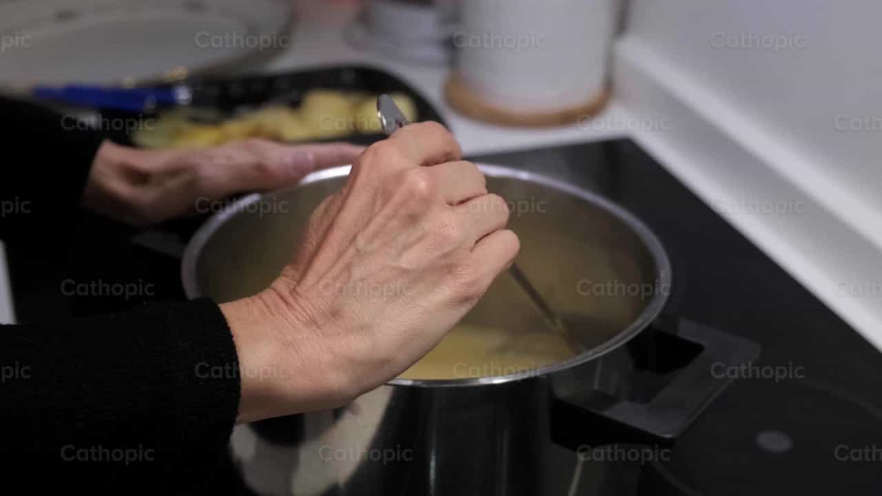 Preparando la cena de Navidad - Banco de vídeos católicos - Fotografía por Almures Studio