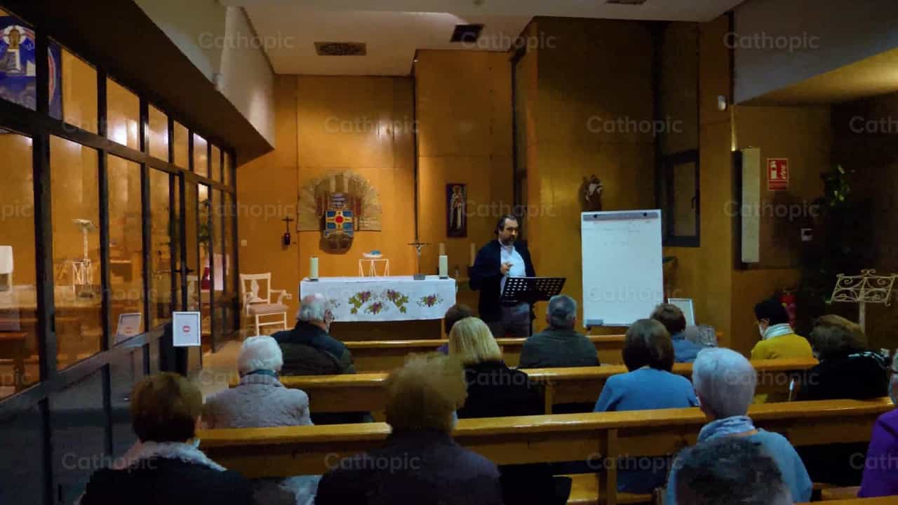 Lecciones de catecismo de un sacerdote, toma 6 - Banco de vídeos católicos - Fotografía por Cathopic