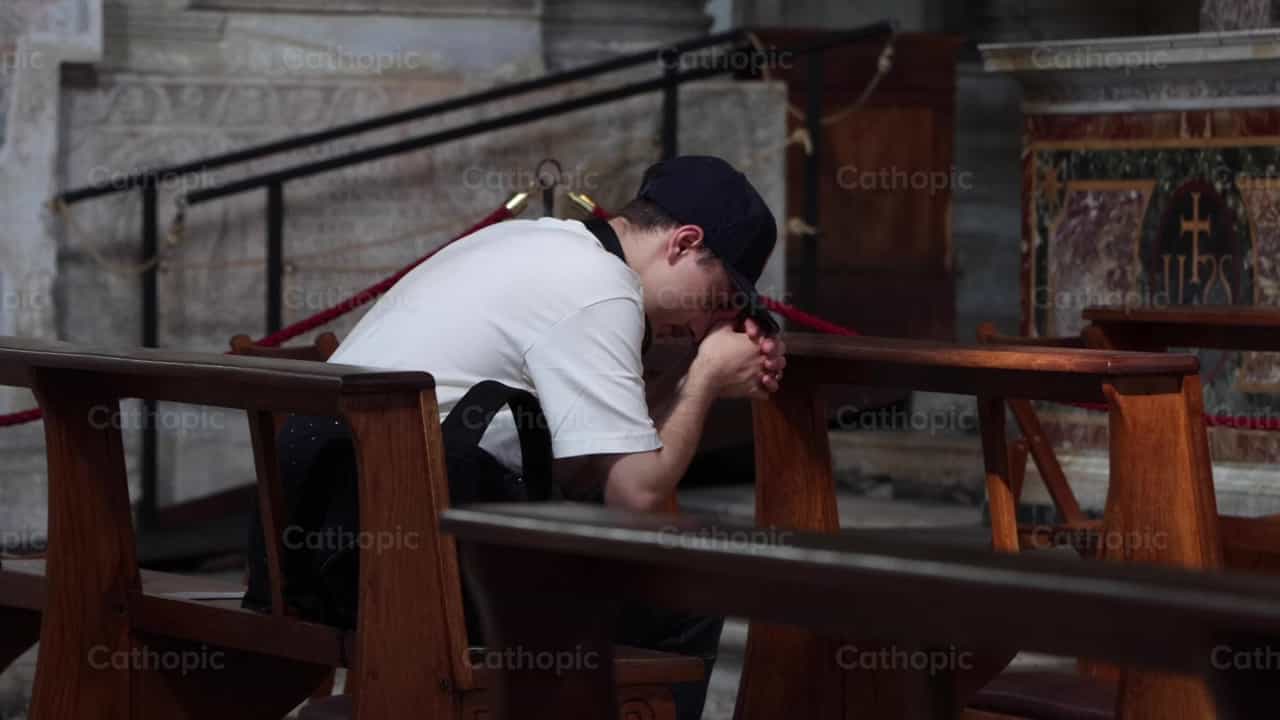 Man praying - Catholic stock videos - Photo by Frames Cristianos