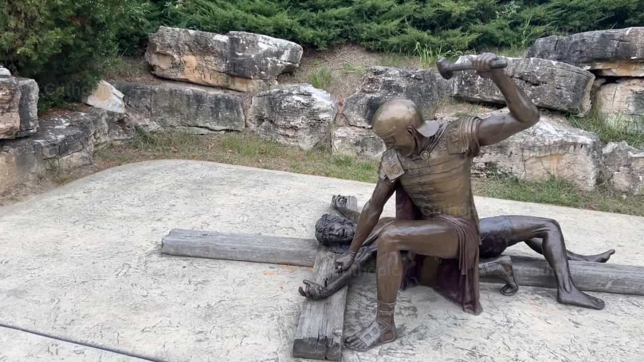 Jesus es clavado en la cruz - Banco de vídeos católicos