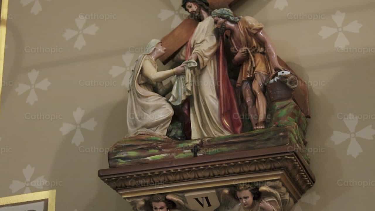 Sexta Estación: La Verónica enjuga el rostro de Jesús - Banco de vídeos católicos - Fotografía por Carlos Sierra