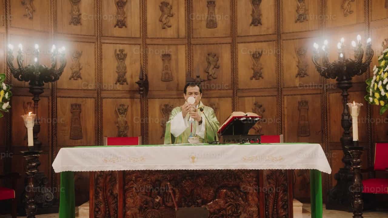 Élévation du Corps du Christ à la Messe - Vidéos catholiques de stock - Photo de Carlos Gaviria