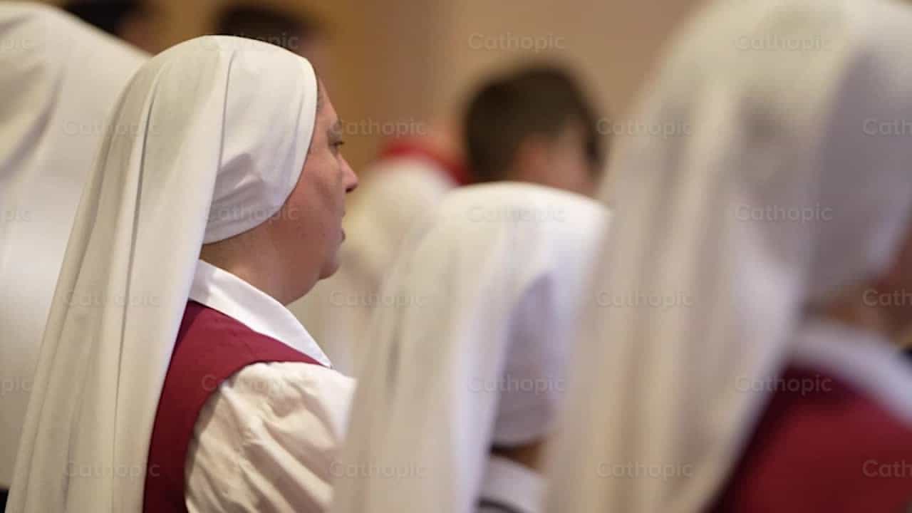 Nonne priant avec le dos tourné - Vidéos catholiques de stock - Photo de Iván W. Jaques