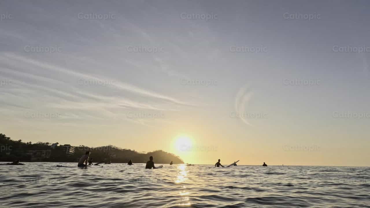 Surfistas en el mar - Banco de vídeos católicos - Fotografía por Frames Cristianos