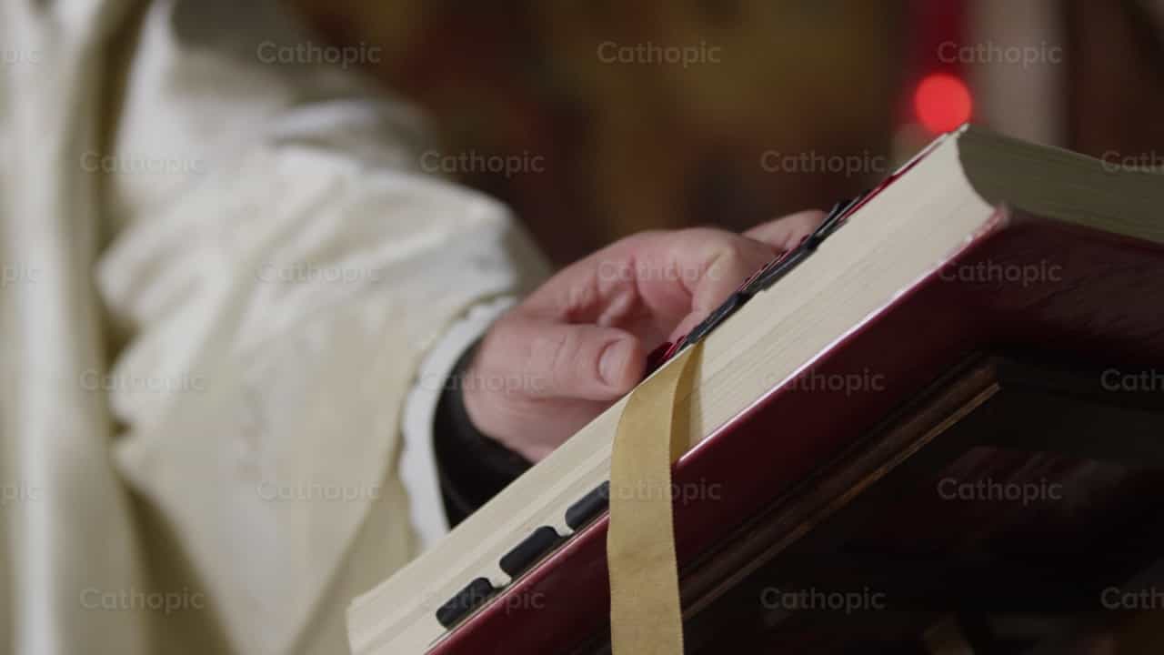 Sacerdote con misal - Banco de vídeos católicos