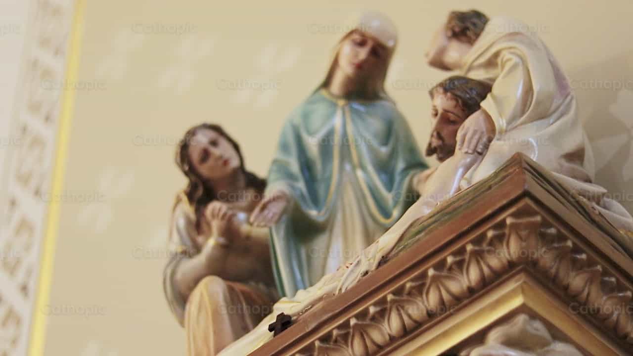 Decimotercera Estación: Jesús es bajado de la cruz - Banco de vídeos católicos - Fotografía por Carlos Sierra