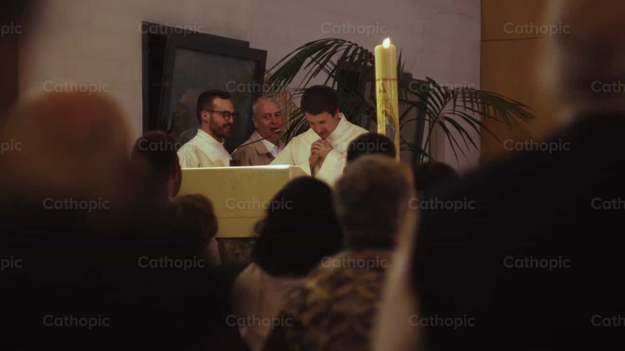 영광의 안식일 미사에서 기도하는 부제 - 가톨릭 스톡 영상 - 사진 제공 Almures Studio
