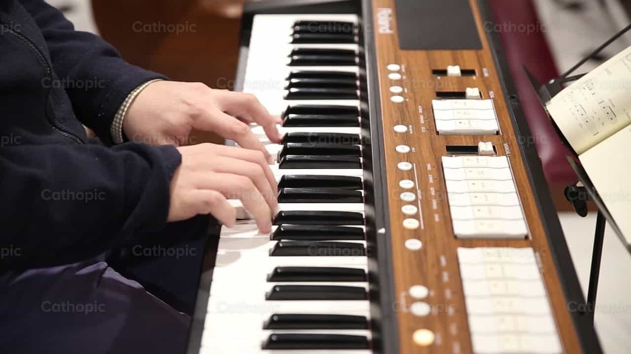 Detalle de manos tocando un órgano - Banco de vídeos católicos - Fotografía por Diócesis de Córdoba