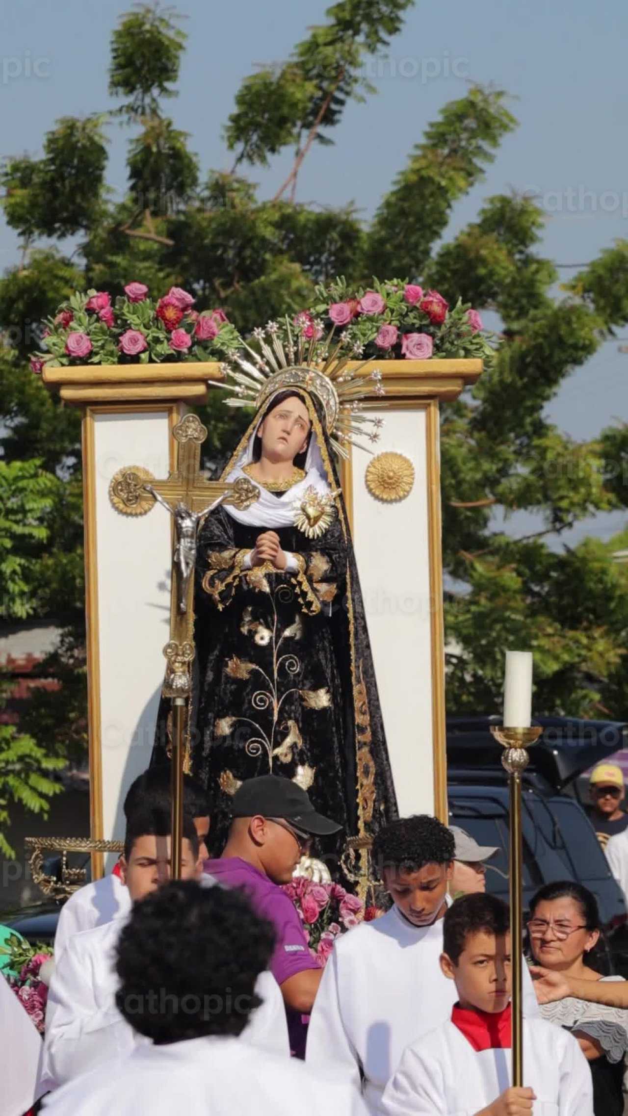 Virgen Dolorosa en Procesion - Banco de vídeos católicos - Fotografía por Leider Mendoza