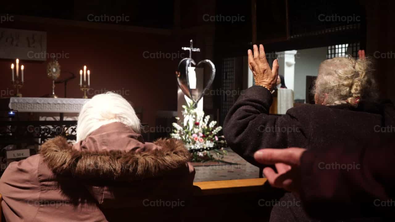 Ancianas rezando - Banco de vídeos católicos - Fotografía por Lupe Belmonte