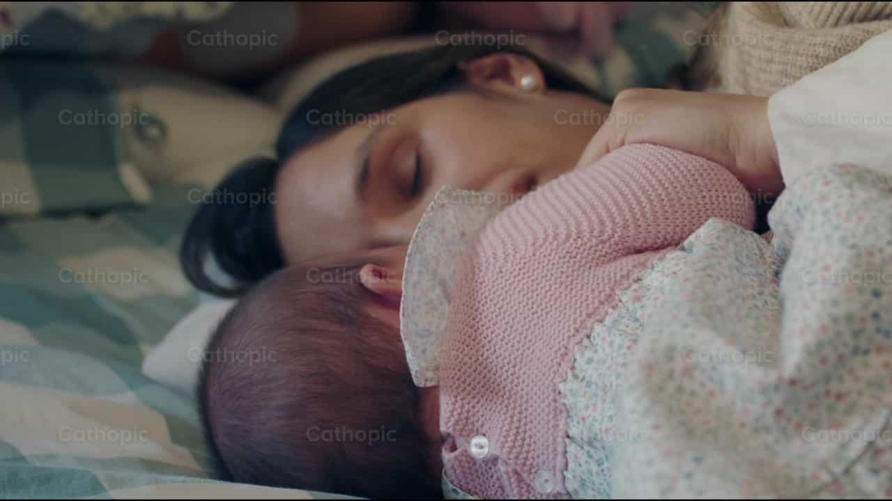 Mutter, die sich um ihr Baby kümmert - Katholische Stock-Videos - Foto von Almures Studio