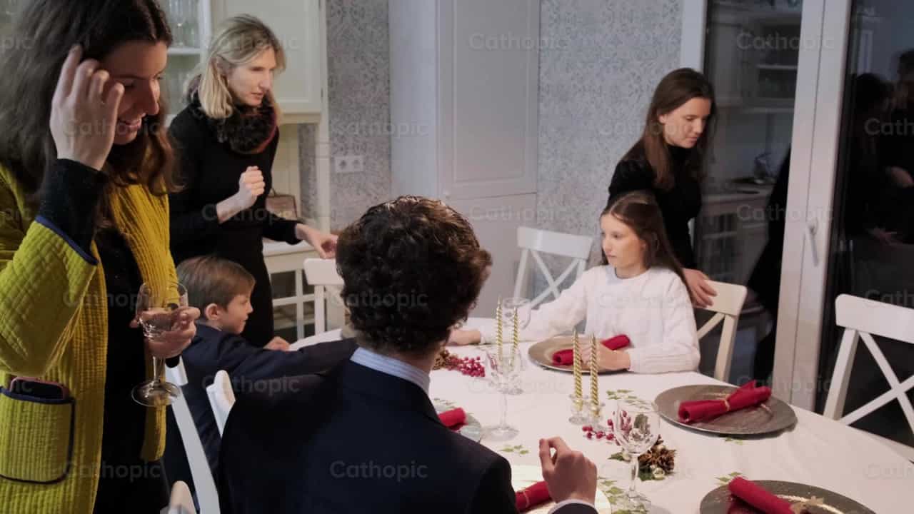Família no jantar de Natal - Vídeos católicos de stock