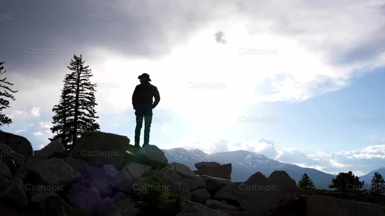 Explorador admirando el paisaje - Banco de vídeos católicos