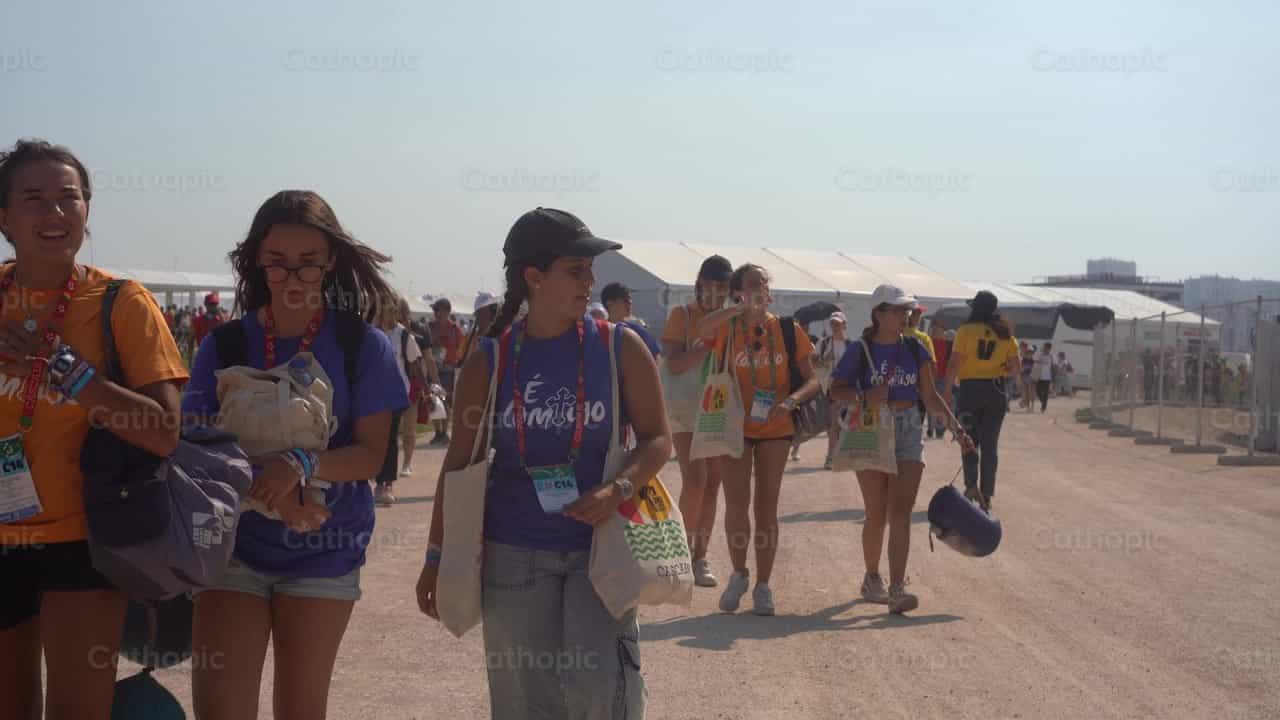 Peregrinos e voluntários chegando ao acampamento da JMJ 2023 - Vídeos católicos de stock