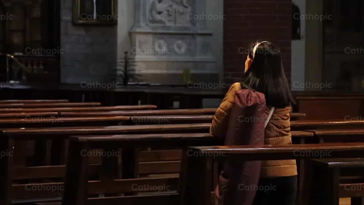 Pessoa em oração - Vídeos católicos de stock
