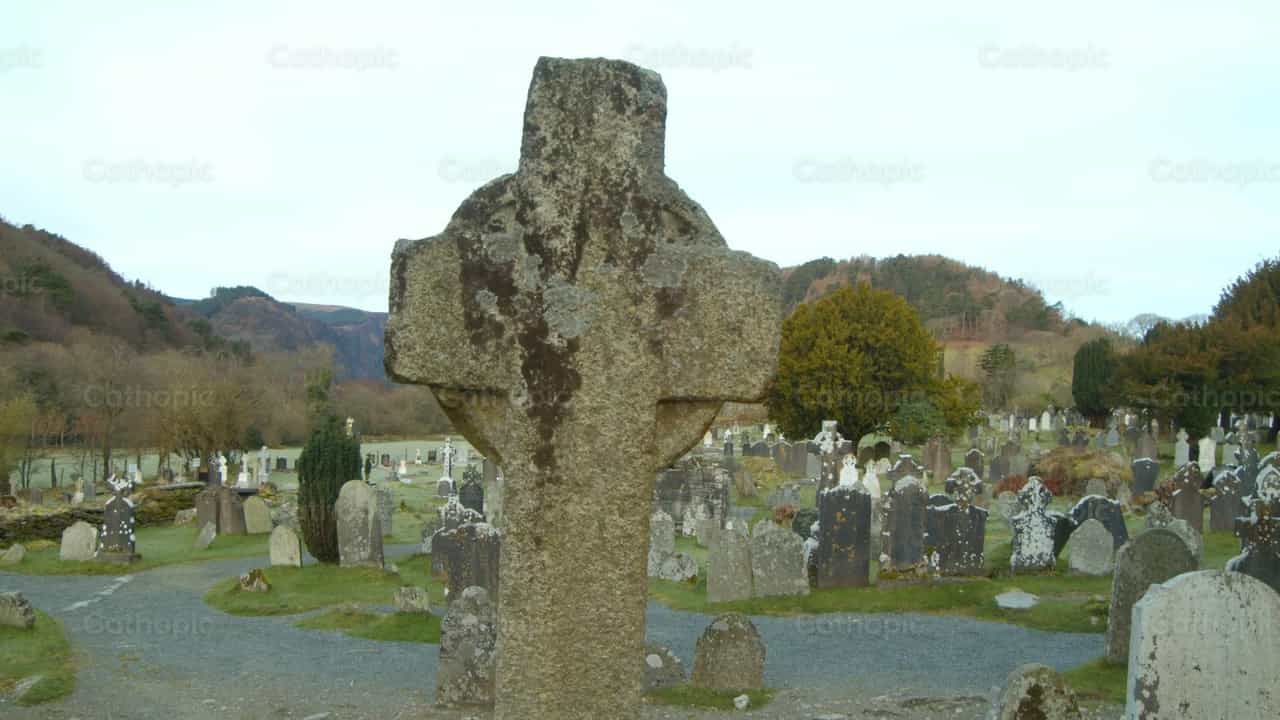 Cruz de piedra antigua - Banco de vídeos católicos