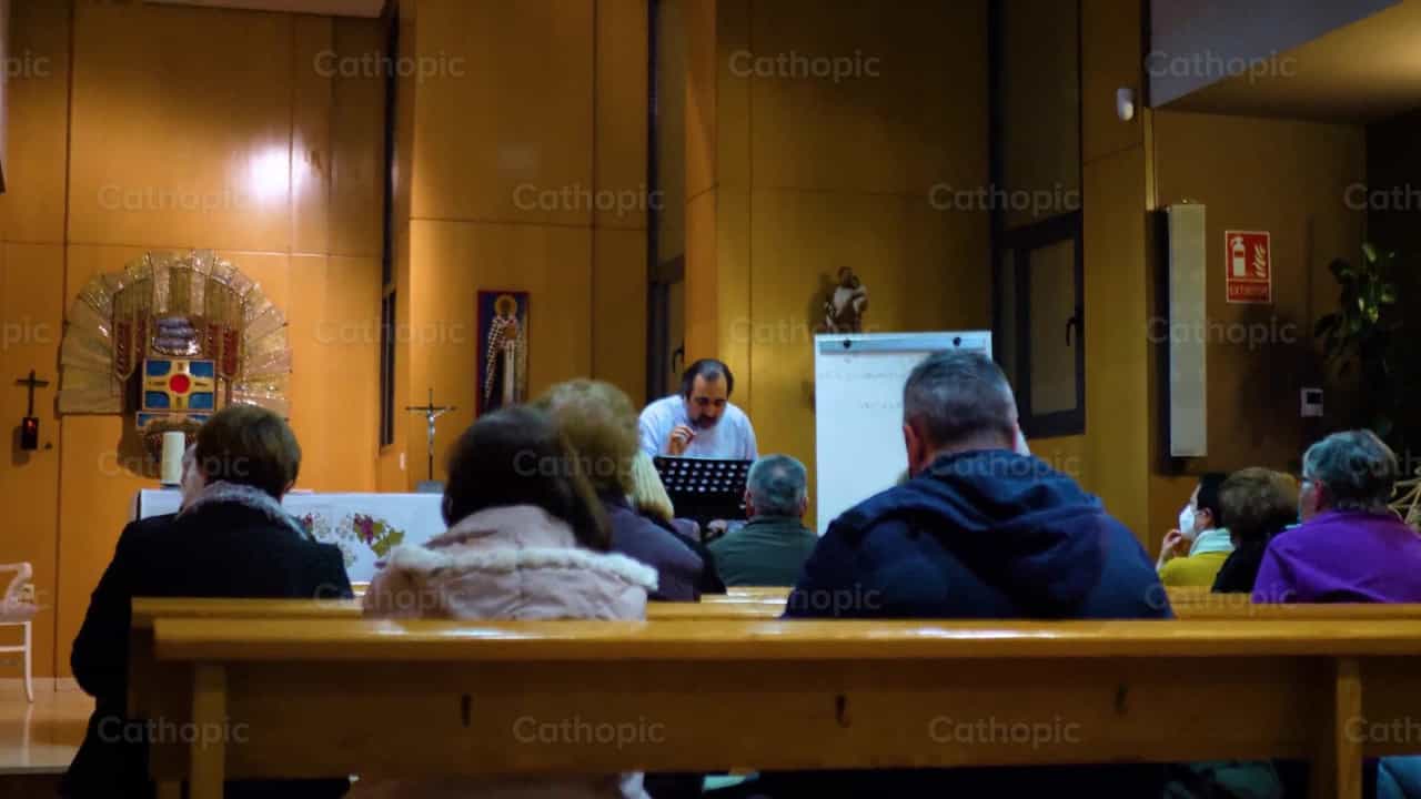 Escuchar a la Congregación, toma 8 - Banco de vídeos católicos - Fotografía por Cathopic