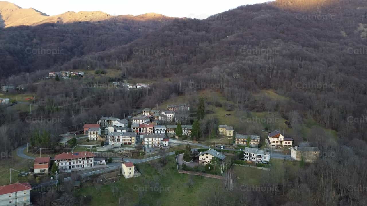 City in the mountains - Catholic stock videos - Photo by Saul Ibarra