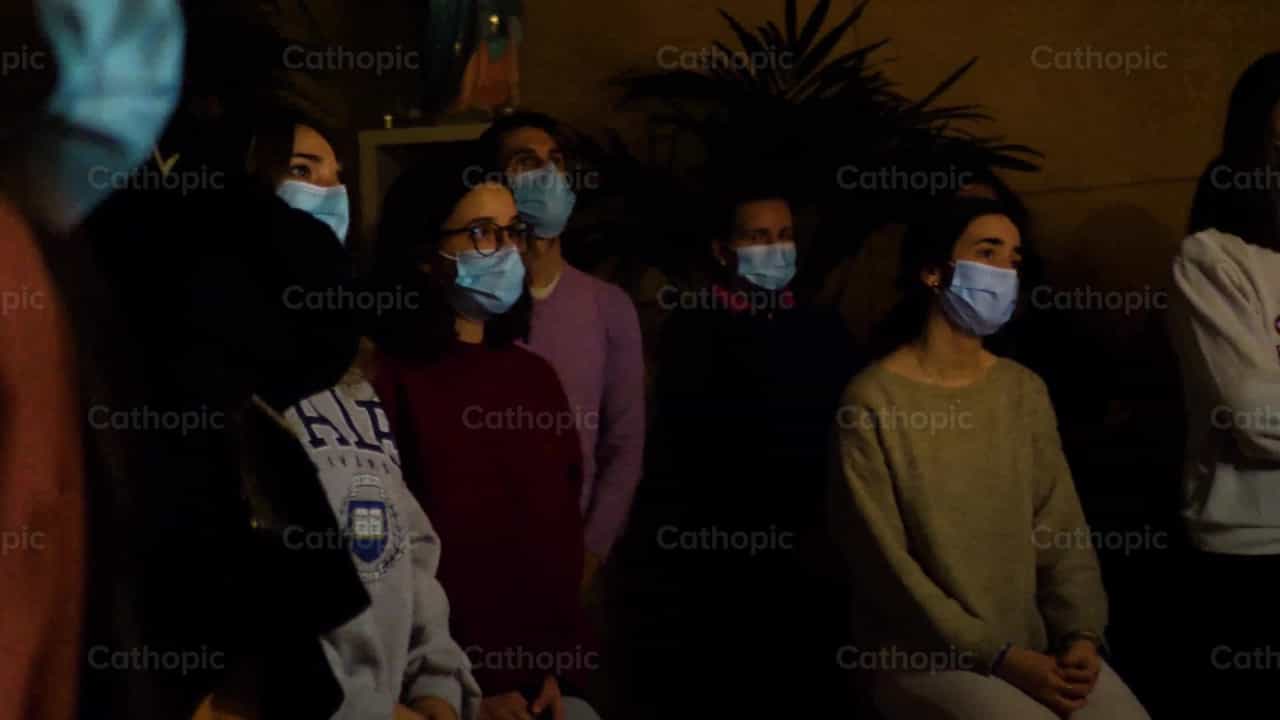 Multitud de la noche de adoración, toma 4 - Banco de vídeos católicos