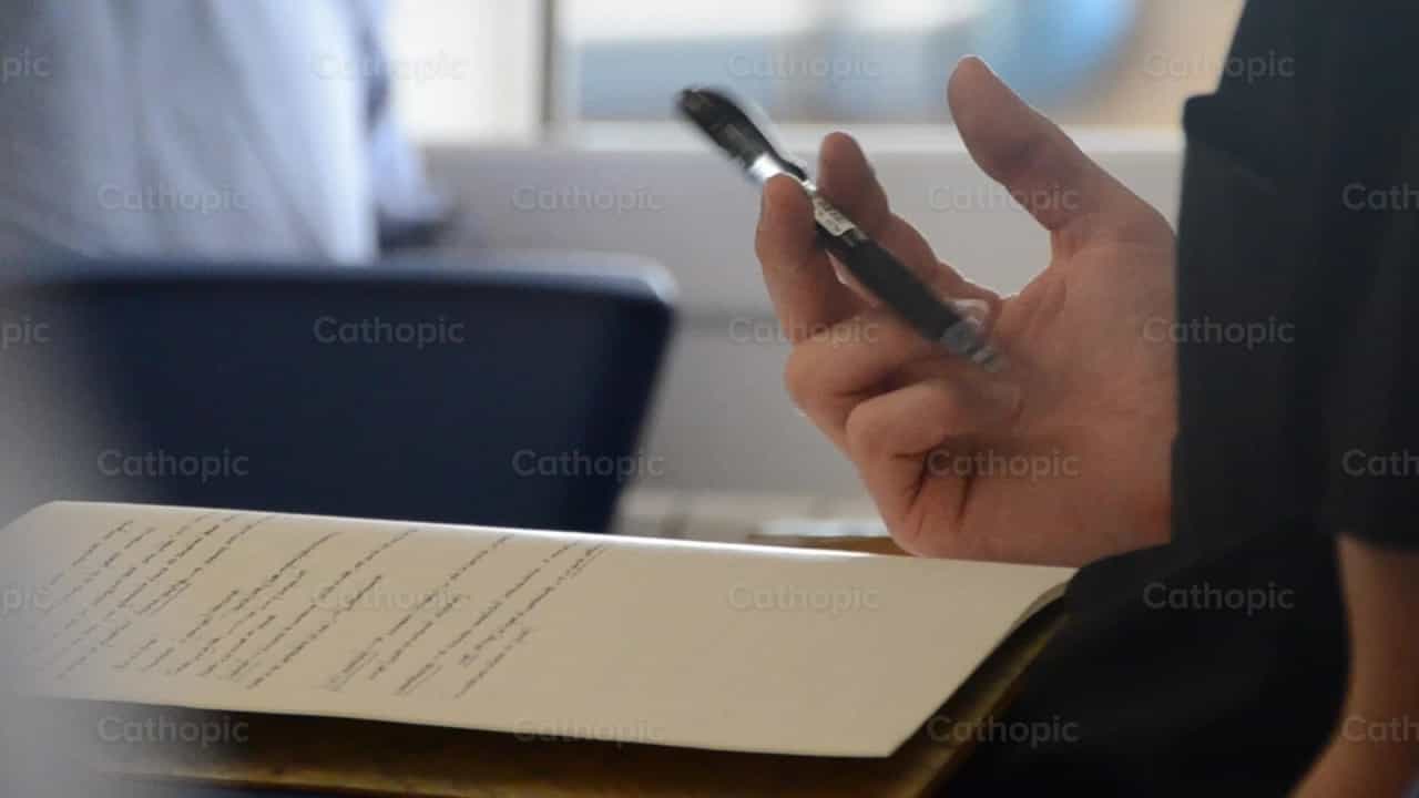 Estudando - Vídeos católicos de stock - Foto de Lupe Belmonte
