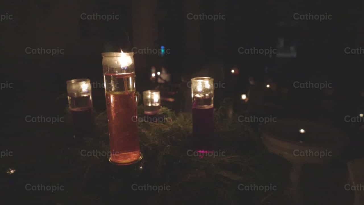 Candele accese di notte - Video stock cattolici