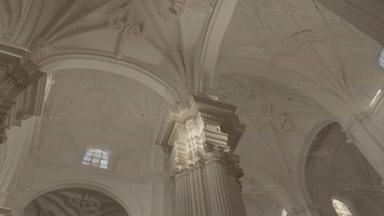 Bóvedas de la Catedral y Columnas - Banco de vídeos católicos
