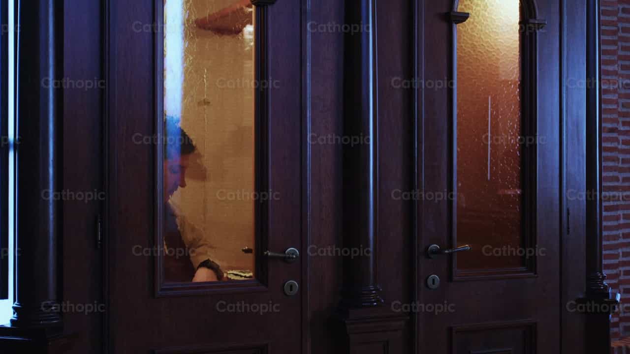 Sacerdote en el confesionario - Banco de vídeos católicos