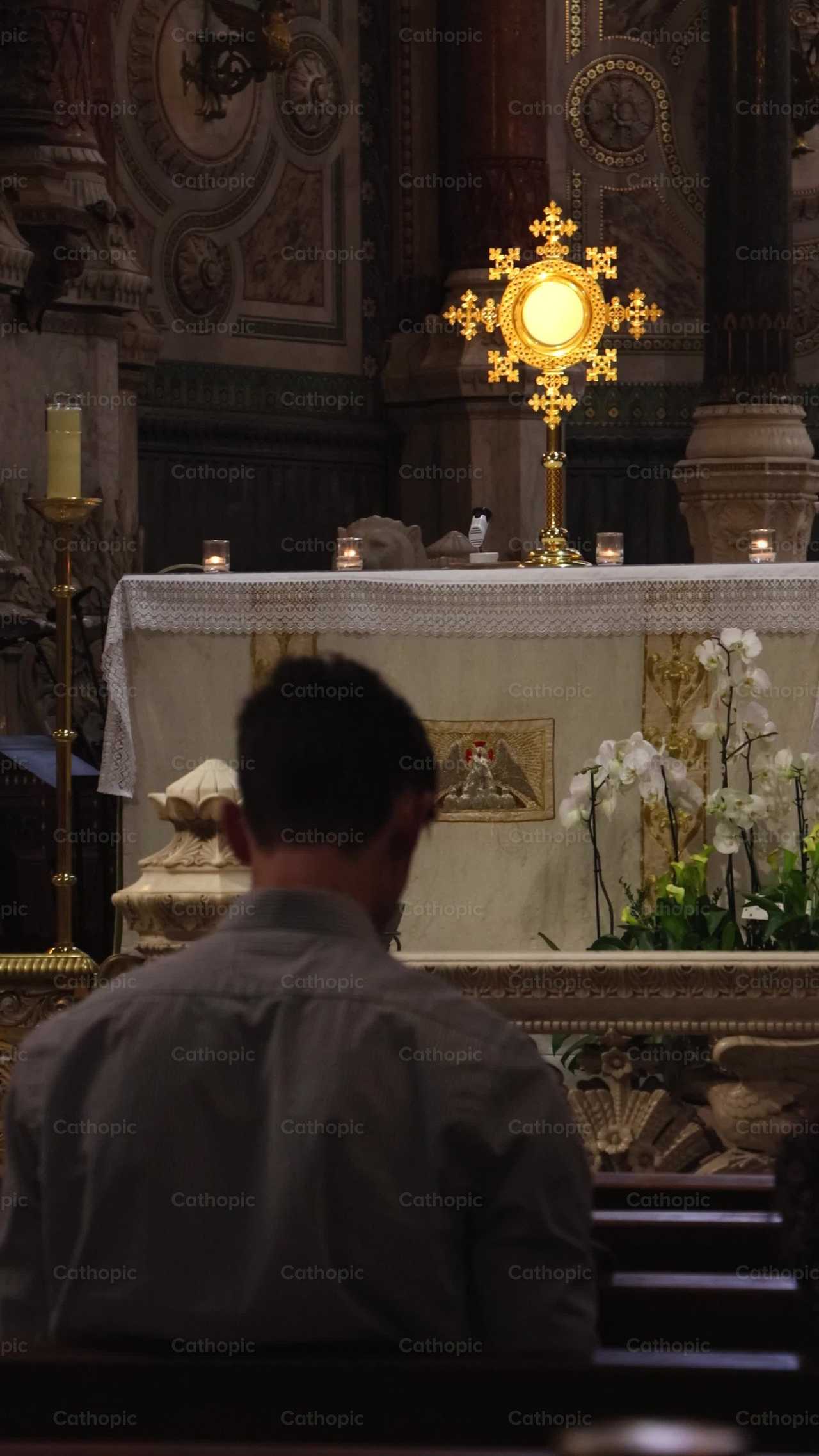 Joven orando - Banco de vídeos católicos - Fotografía por Frames Cristianos