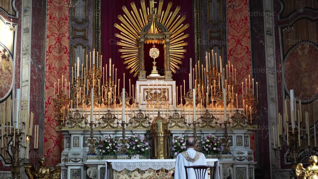 Custodia con el Santísimo expuesto en Londres - Banco de vídeos católicos