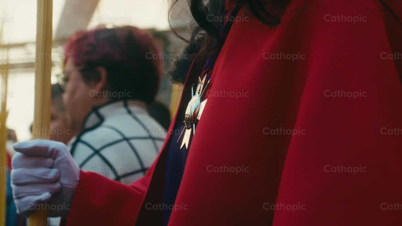 Escudo en el uniforme de la procesión del Domingo de Ramos - Banco de vídeos católicos - Fotografía por Almures Studio