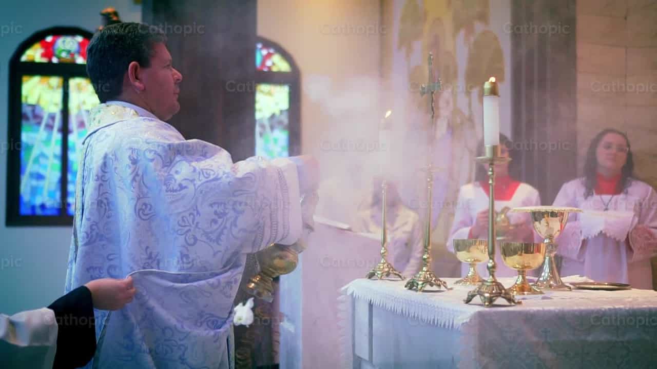 L’altare e il sacerdote - Video stock cattolici