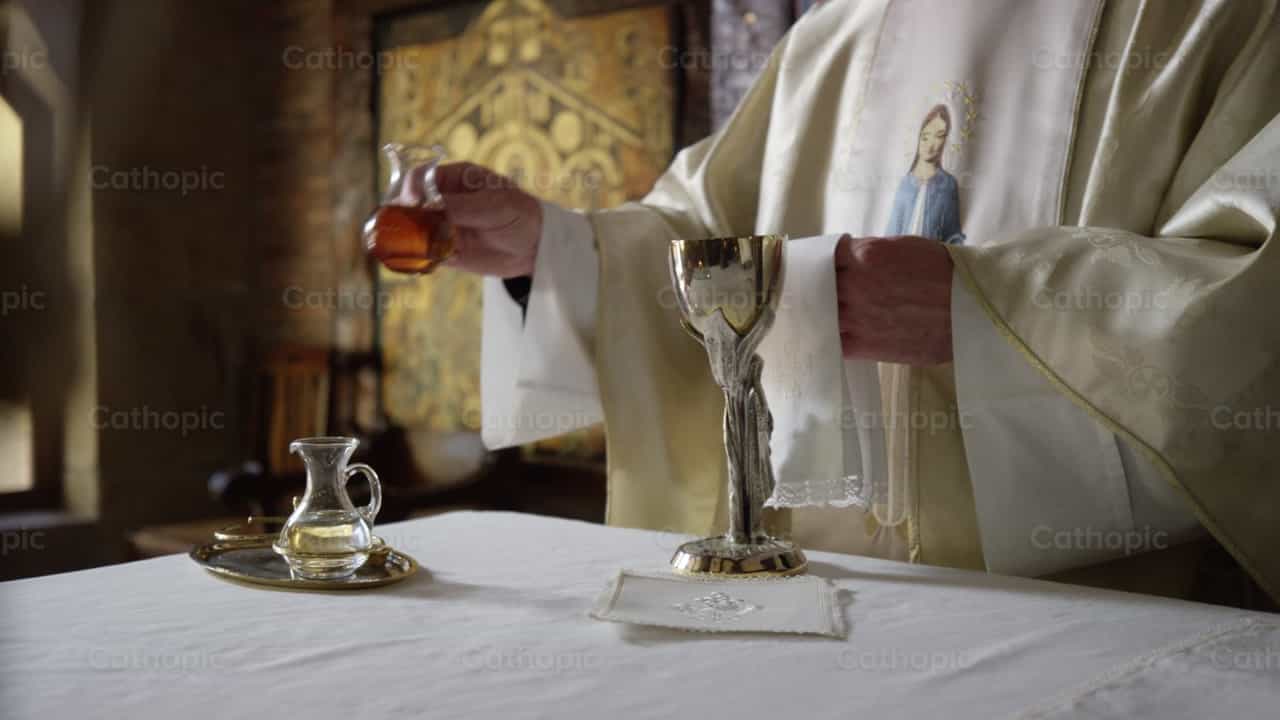Ofertorio - Vino - Banco de vídeos católicos - Fotografía por Catholic Stuff