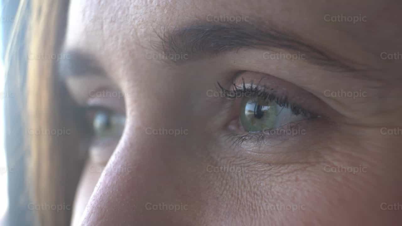 Mujer con ojos verdes - Banco de vídeos católicos