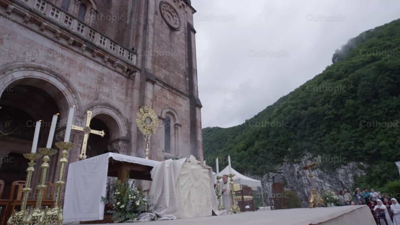 Worship in Covadonga - Catholic stock videos - Photo by Catholic Stuff
