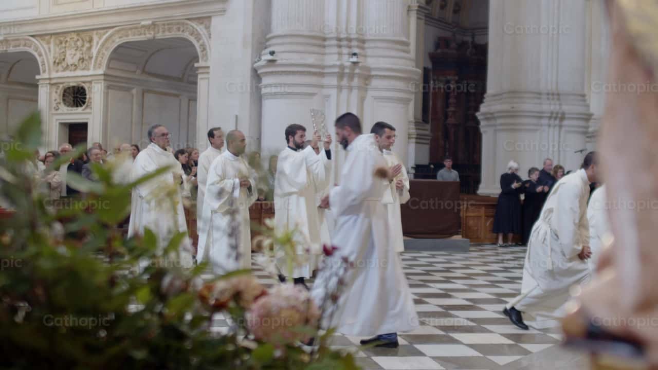 Entrance procession during a Catholic liturgical | Cathopic